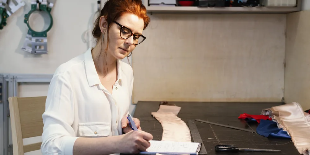 Artisane indépendante gérant son administratif dans son atelier
