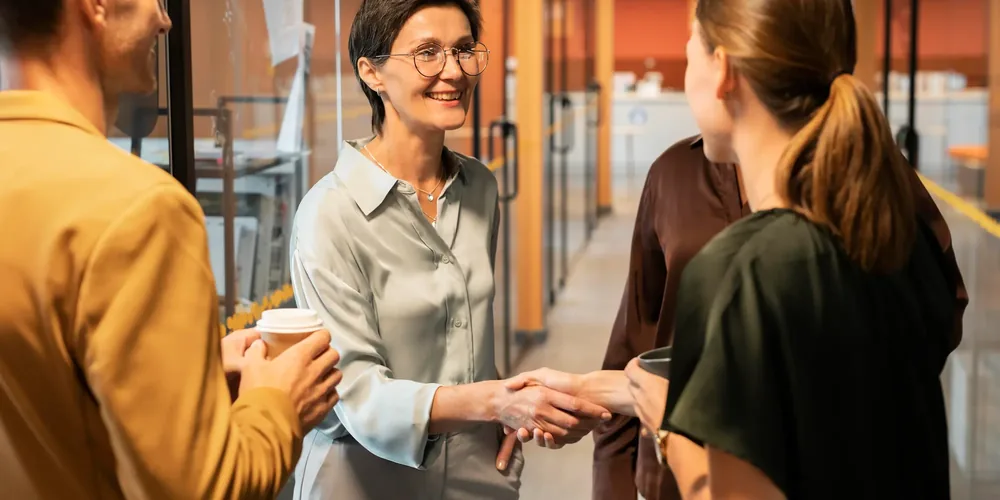 Poignée de main entre collègues lors de l'accueil d'une nouvelle recrue en entreprise