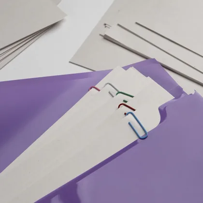 Piles de papiers et de documents classés dans une pochette, organisation administrative