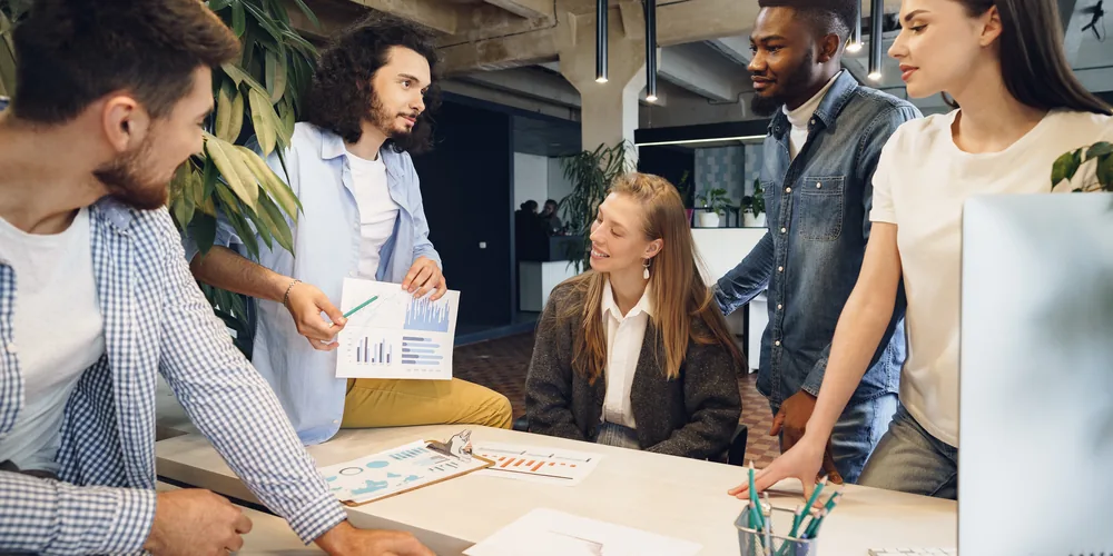 Équipe d'une startup en réunion dans un bureau lumineux